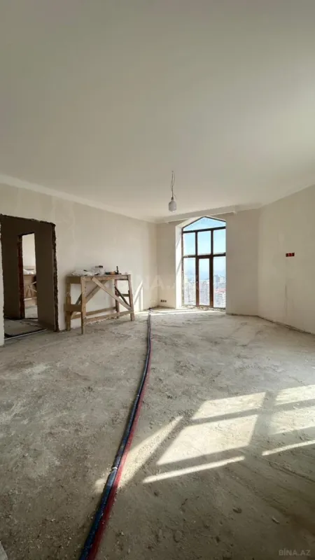 Satılır 4 otaqlı mənzil 130 m²