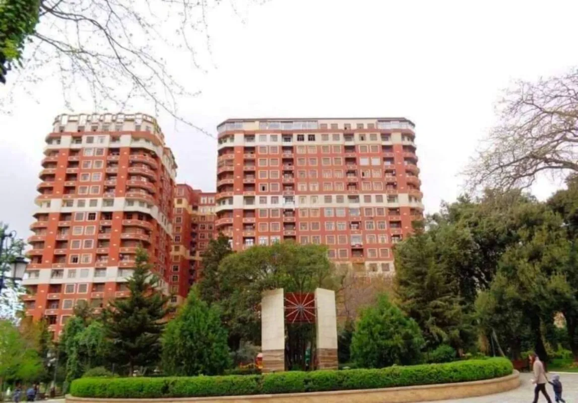 Satılır 4 otaqlı mənzil 130 m²