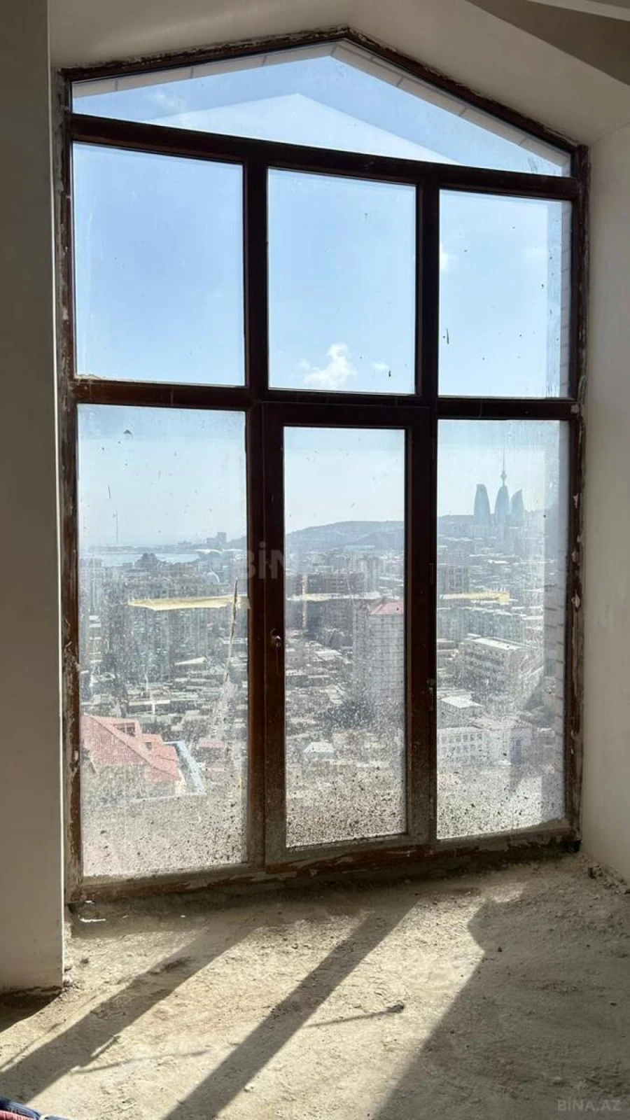 Satılır 4 otaqlı mənzil 130 m²