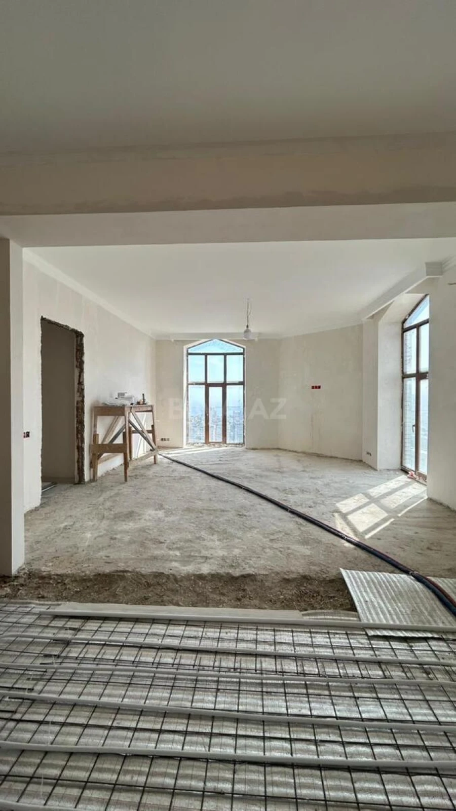 Satılır 4 otaqlı mənzil 130 m²