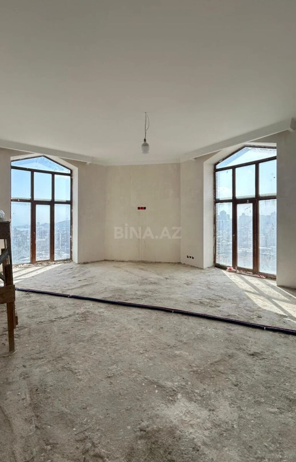 Satılır 4 otaqlı mənzil 130 m²