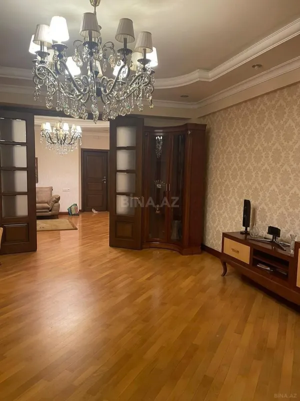 Kirayə verilir 4 otaqlı mənzil 160 m²