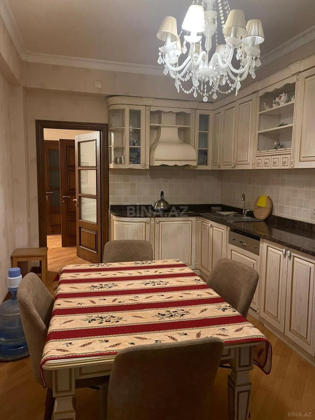 Kirayə verilir 4 otaqlı mənzil 160 m²