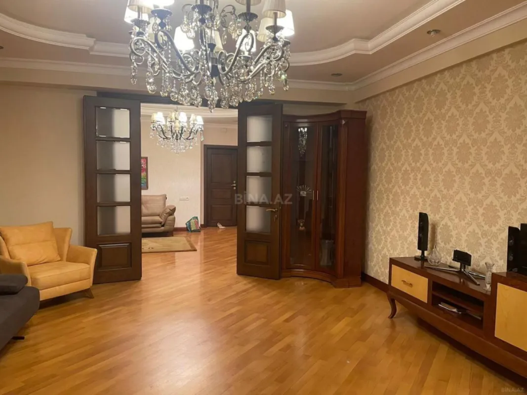 Kirayə verilir 4 otaqlı mənzil 160 m²