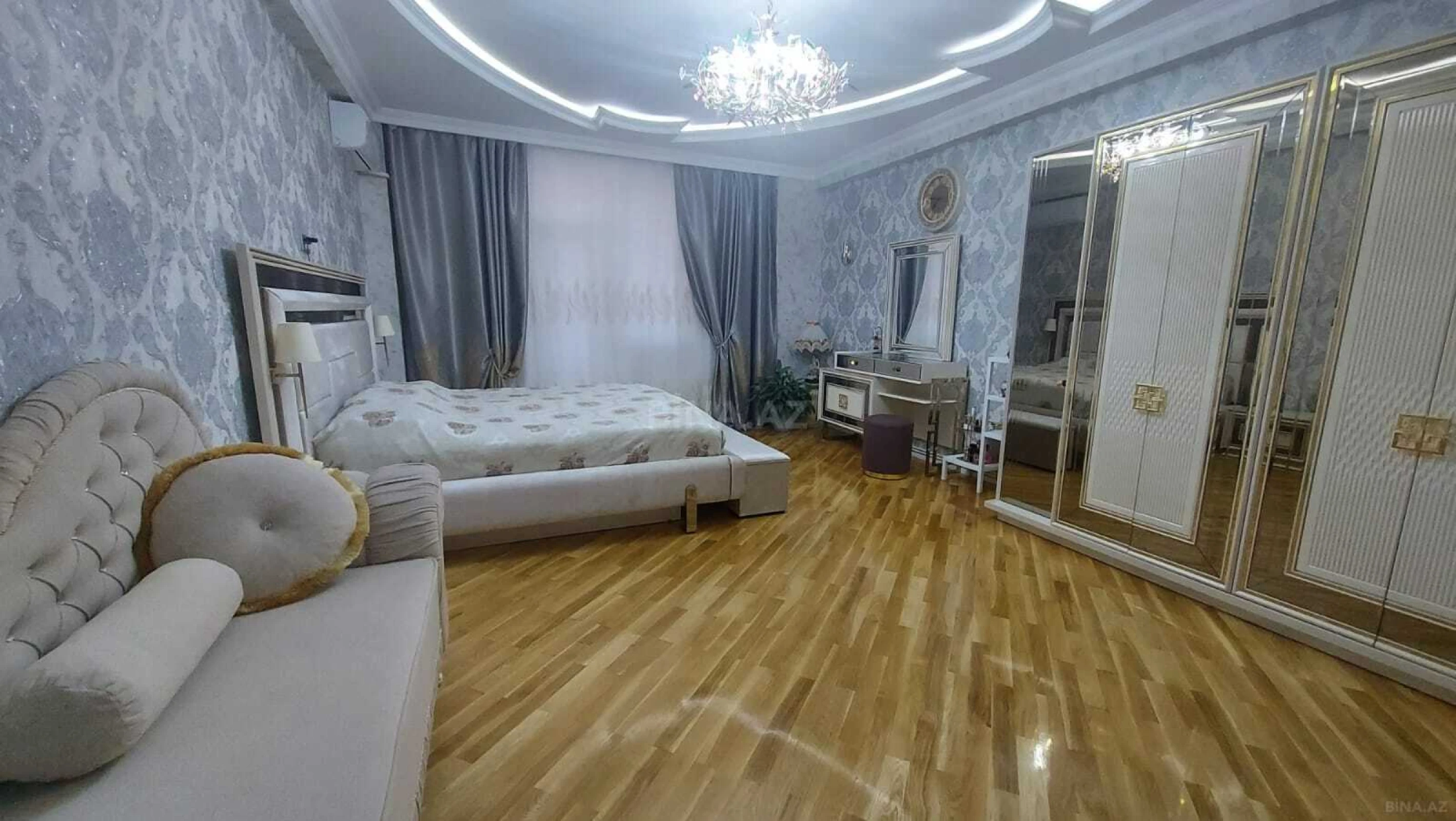 Satılır 3 otaqlı mənzil 165 m²