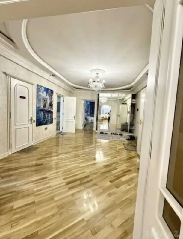 Satılır 3 otaqlı mənzil 165 m²
