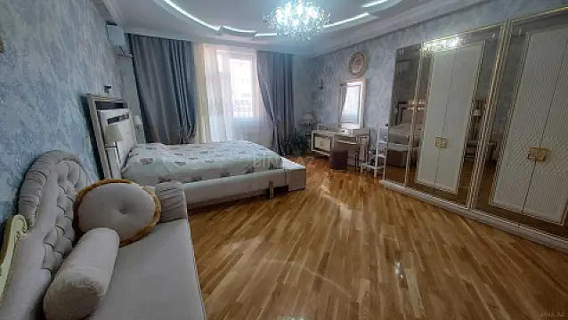 Satılır 3 otaqlı mənzil 165 m²