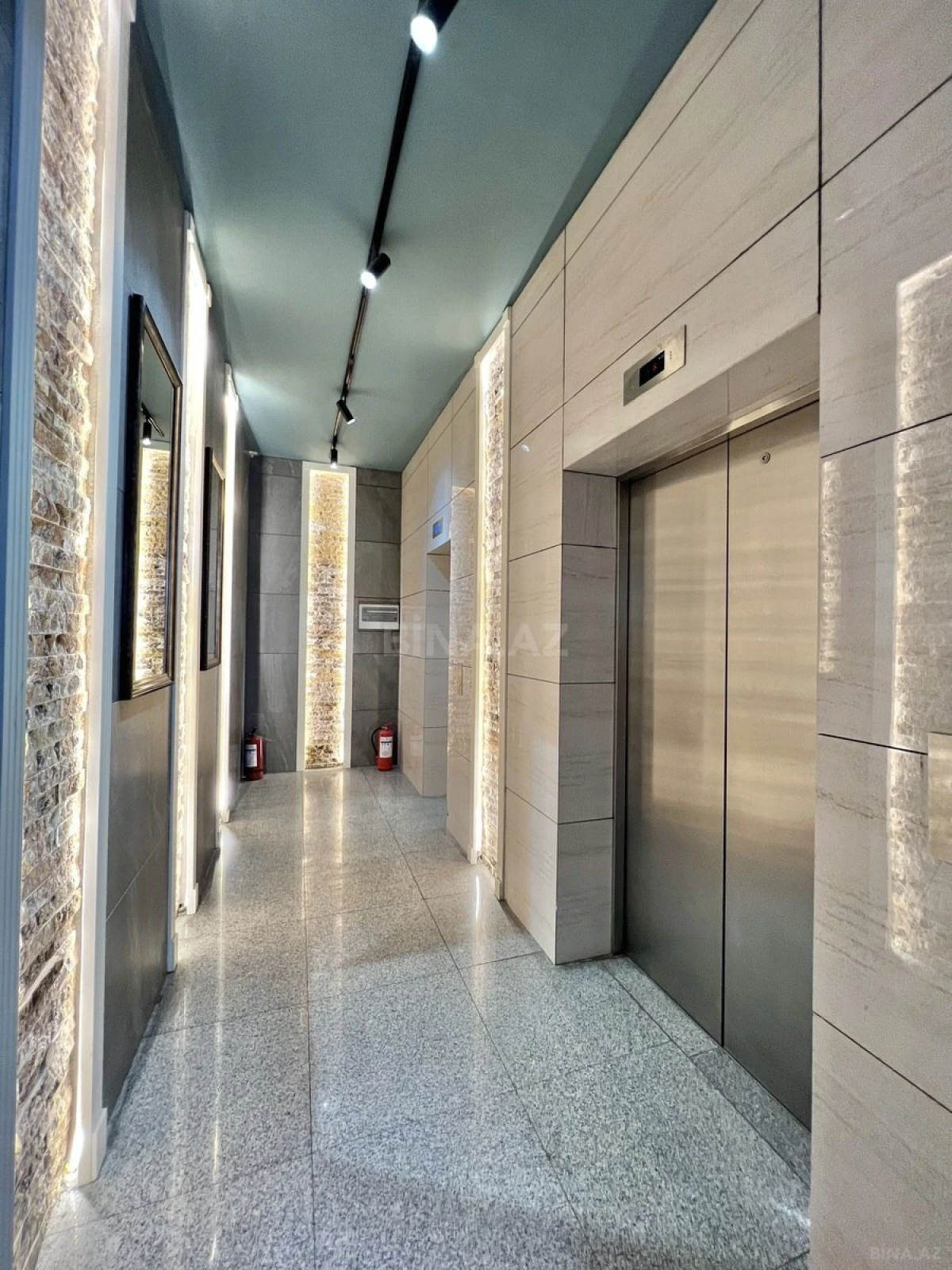 Satılır 2 otaqlı mənzil 111 m²