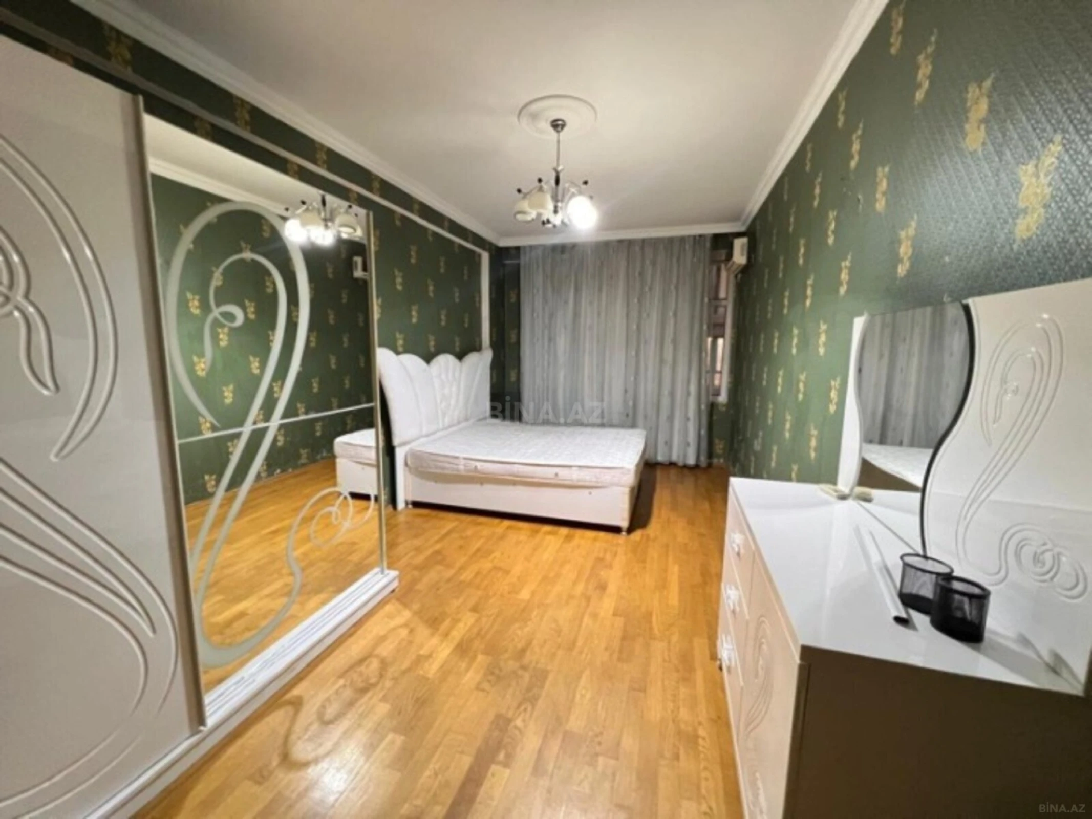 Satılır 3 otaqlı mənzil 140 m²