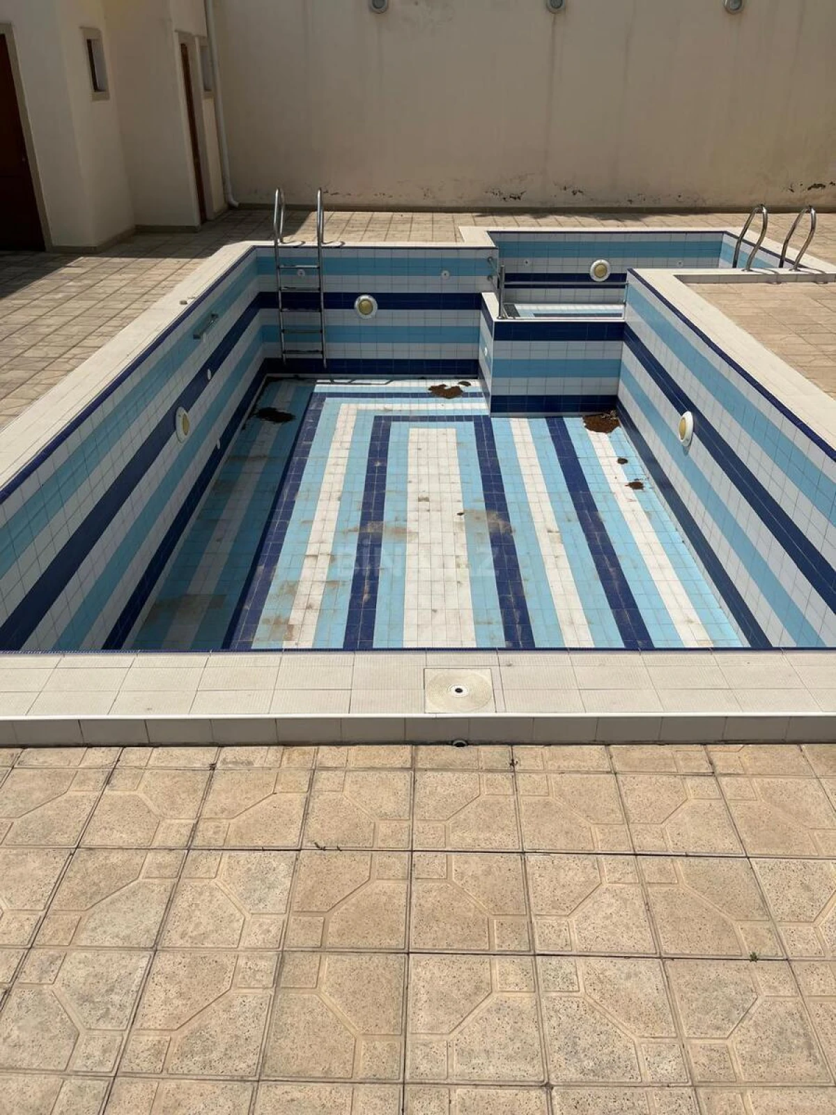 Kirayə verilir 6 otaqlı həyət evi 420 m²