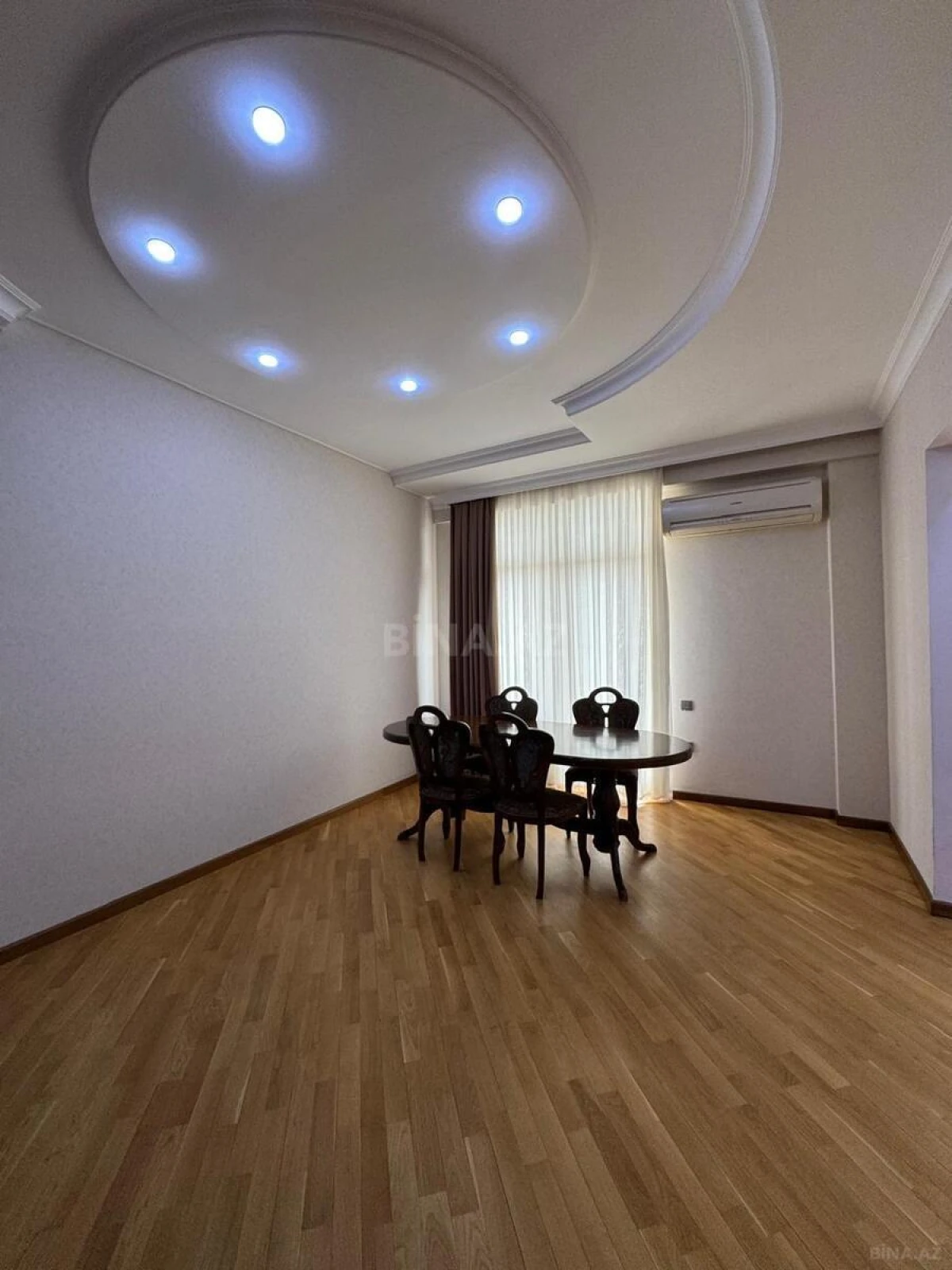 Satılır 4 otaqlı mənzil 220 m²