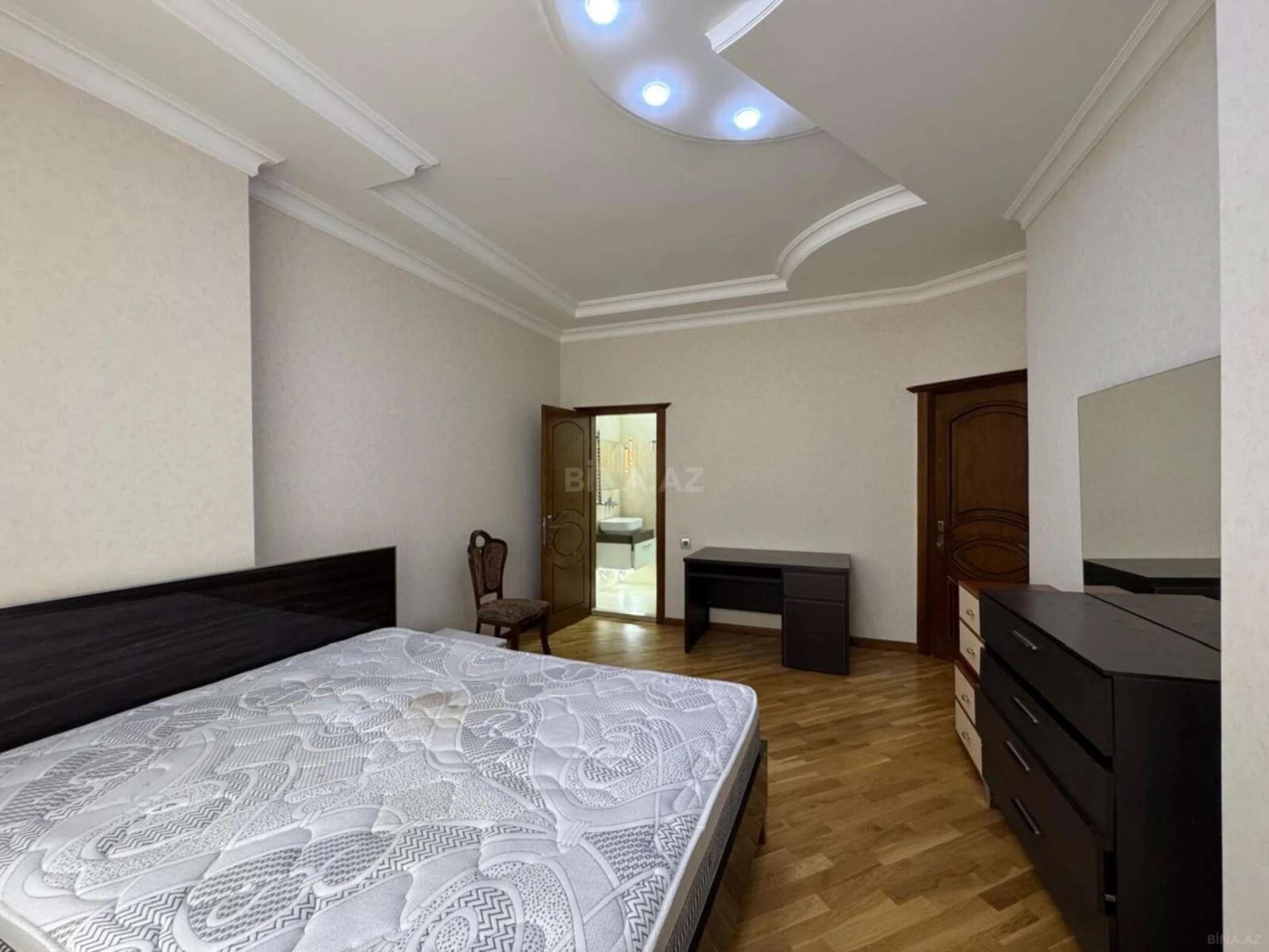 Satılır 4 otaqlı mənzil 220 m²