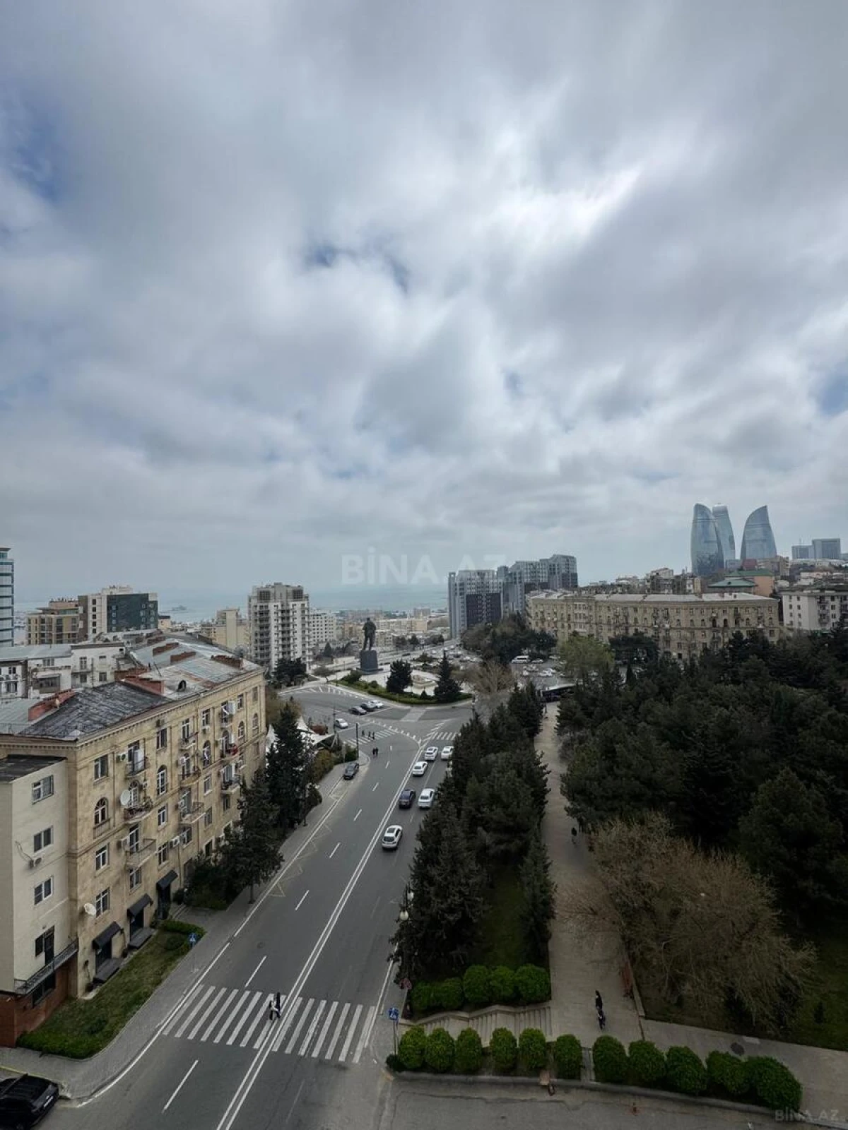 Satılır 4 otaqlı mənzil 220 m²