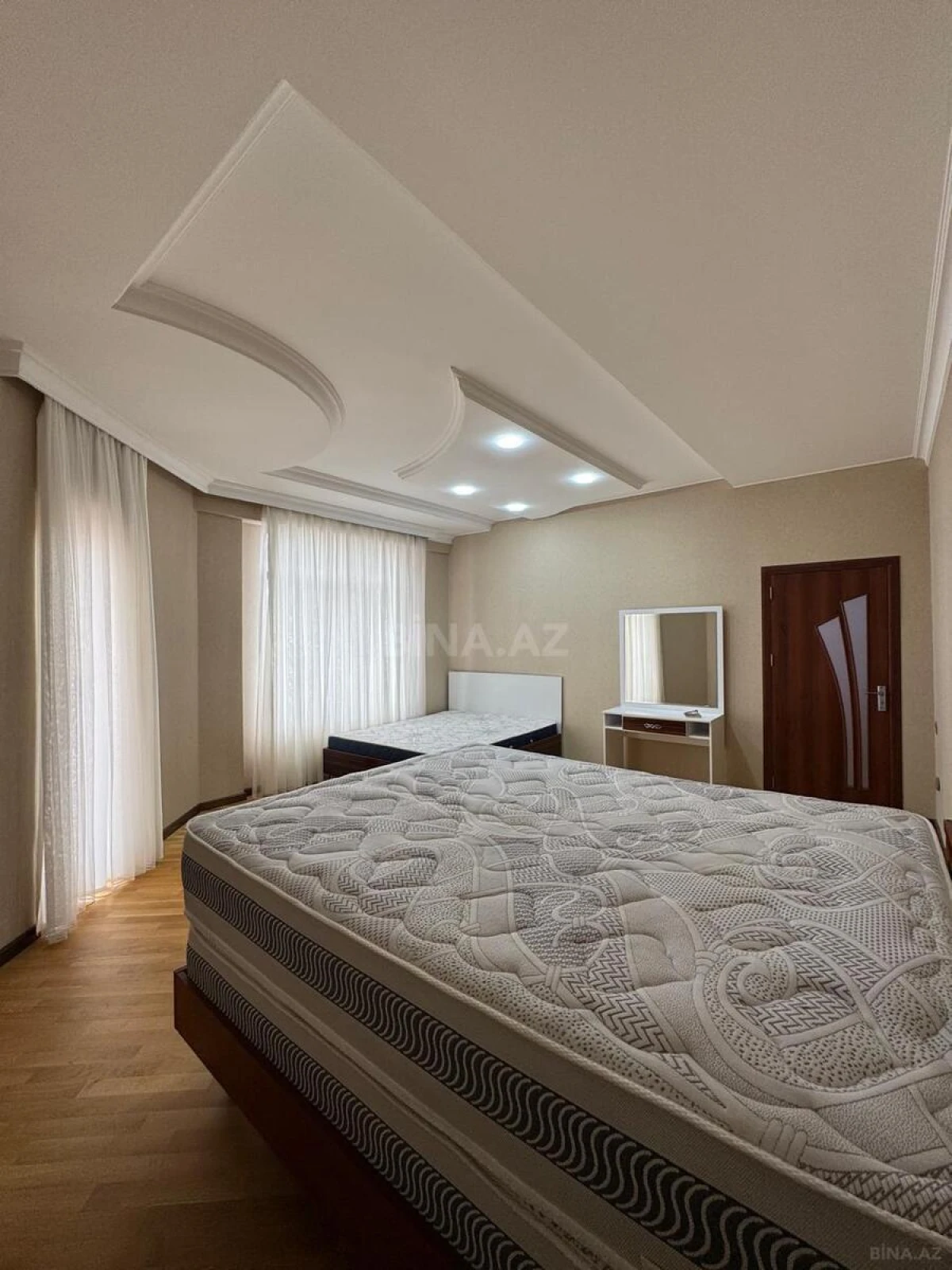 Satılır 4 otaqlı mənzil 220 m²