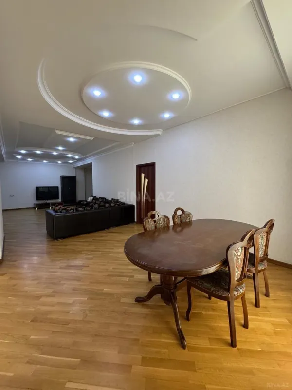 Satılır 4 otaqlı mənzil 220 m²