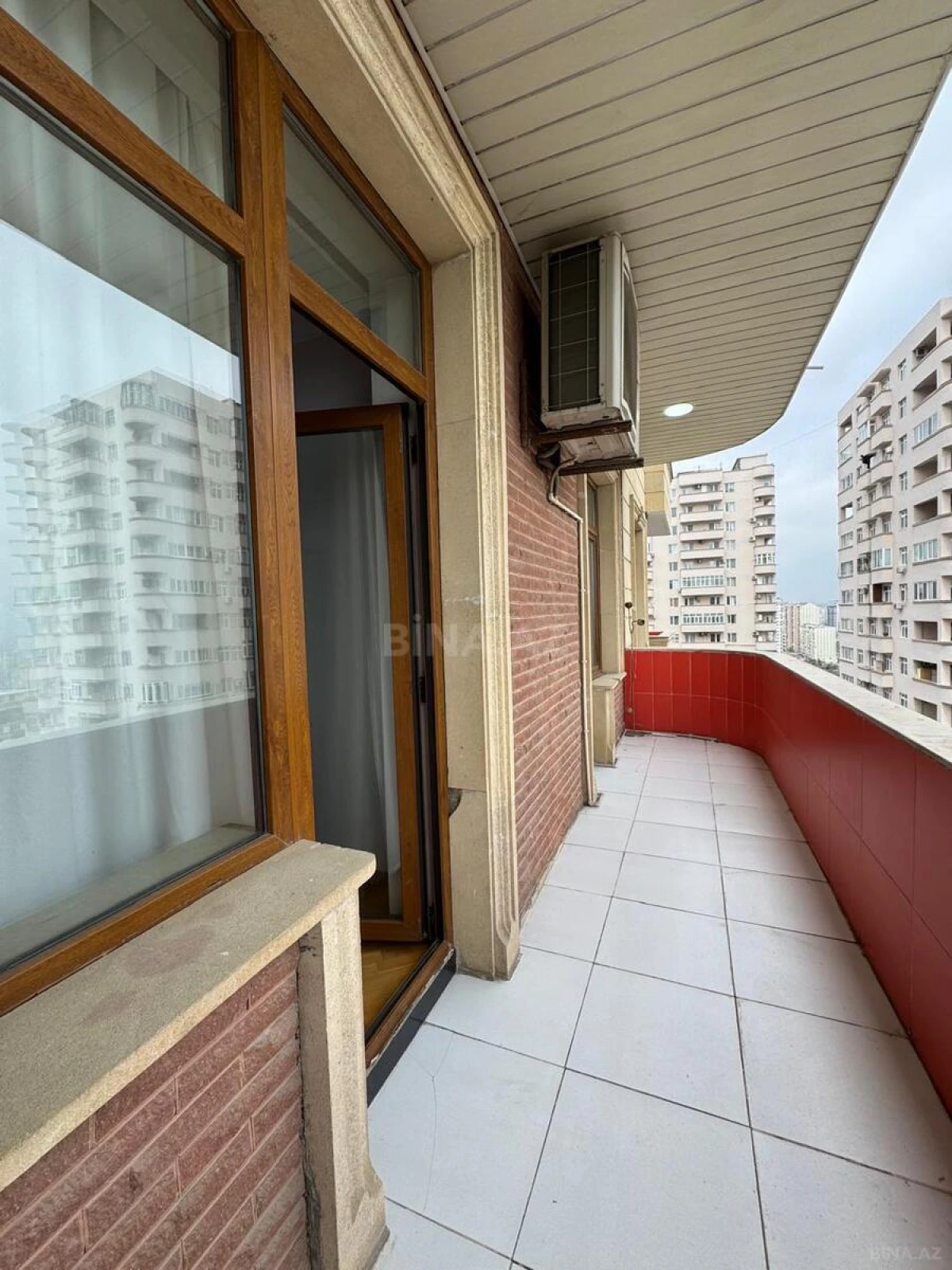 Satılır 4 otaqlı mənzil 220 m²