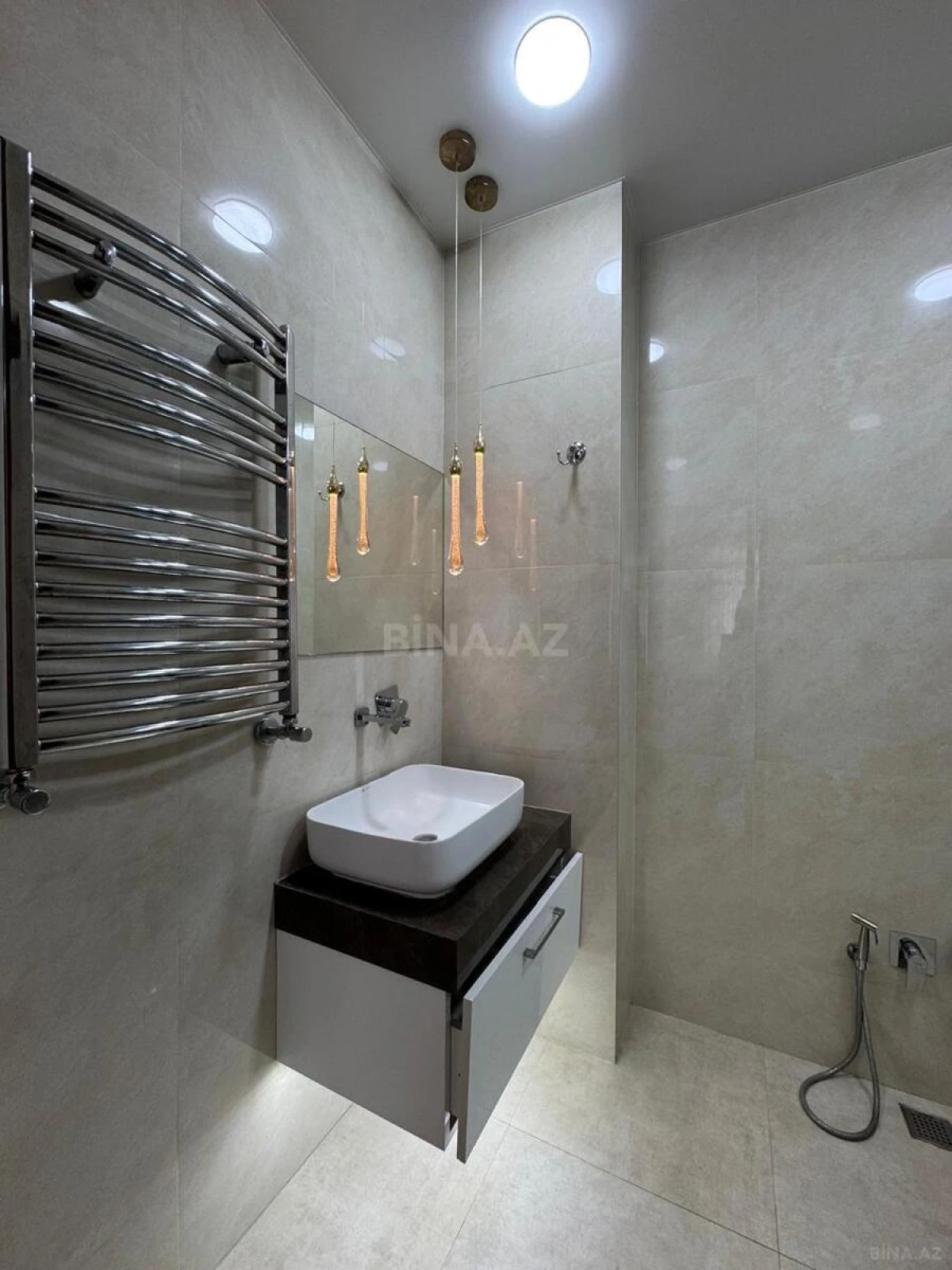Satılır 4 otaqlı mənzil 220 m²