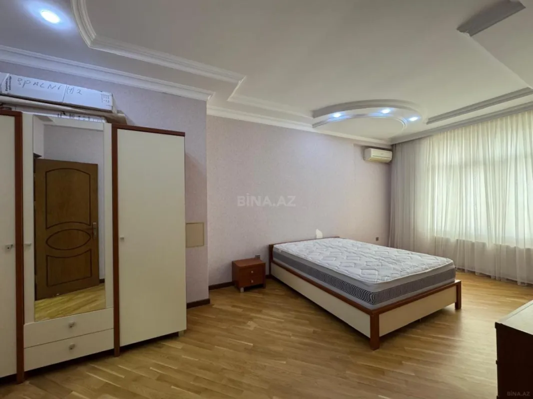 Satılır 4 otaqlı mənzil 220 m²
