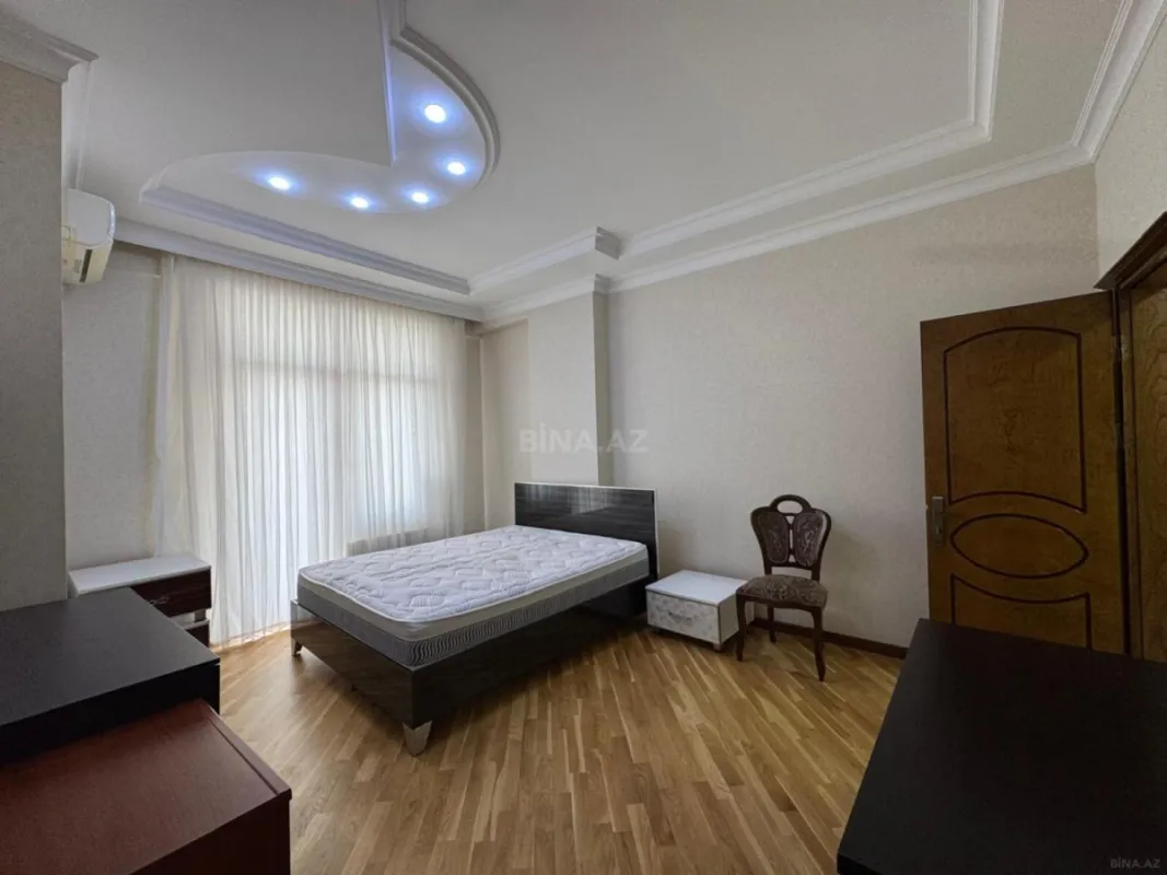 Satılır 4 otaqlı mənzil 220 m²