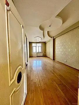 Satılır 3 otaqlı mənzil 135 m²