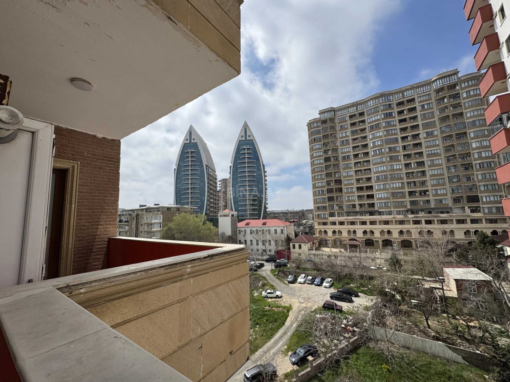 Satılır 3 otaqlı mənzil 107 m²