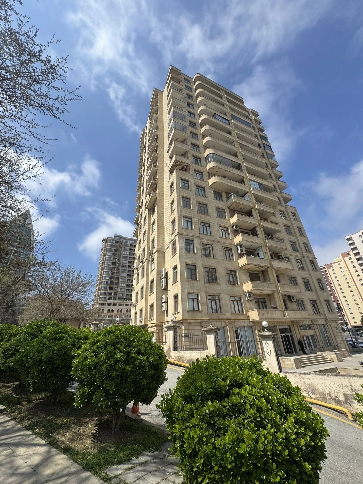 Satılır 3 otaqlı mənzil 107 m²