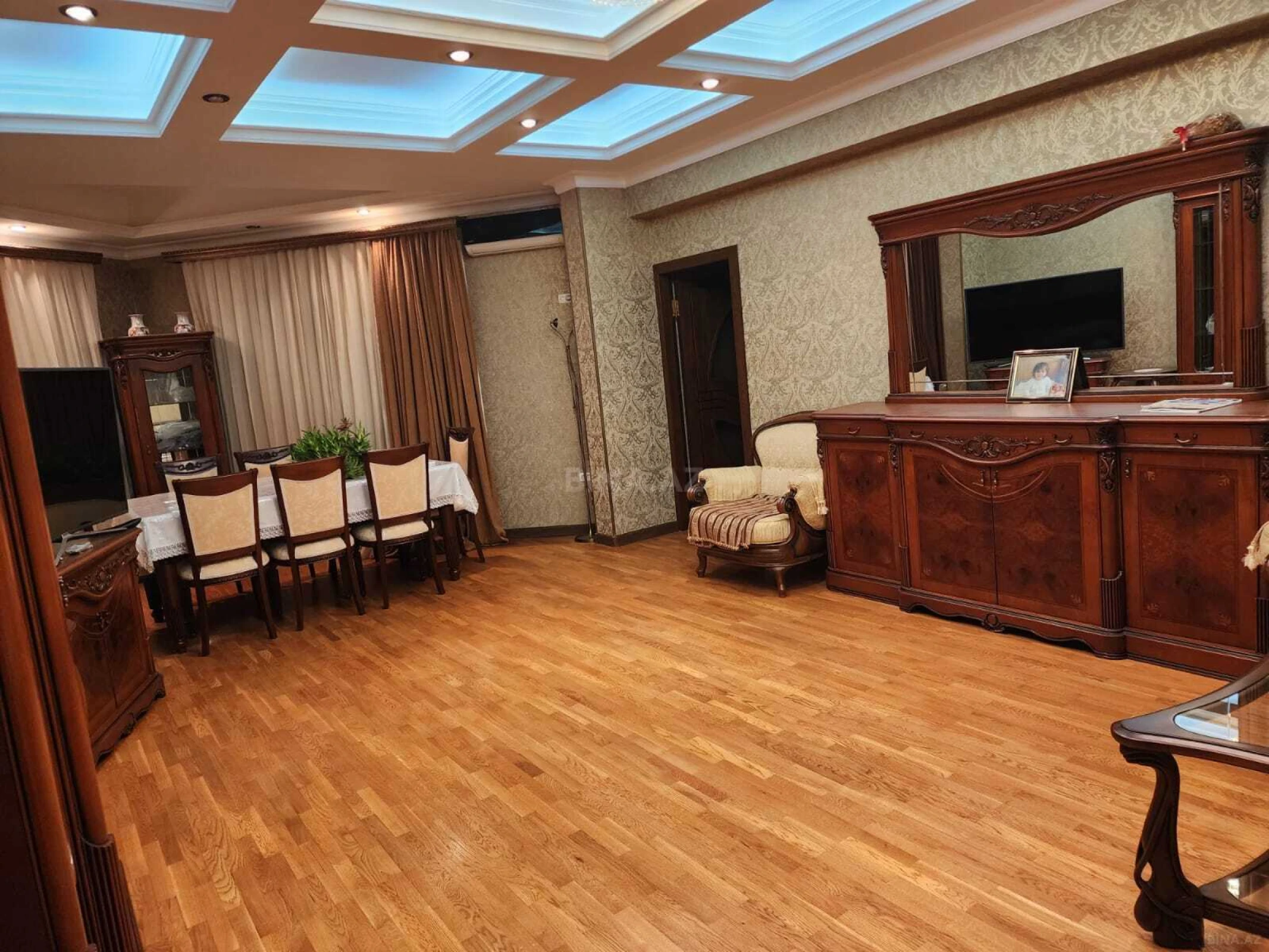 Satılır 5 otaqlı mənzil 200 m²