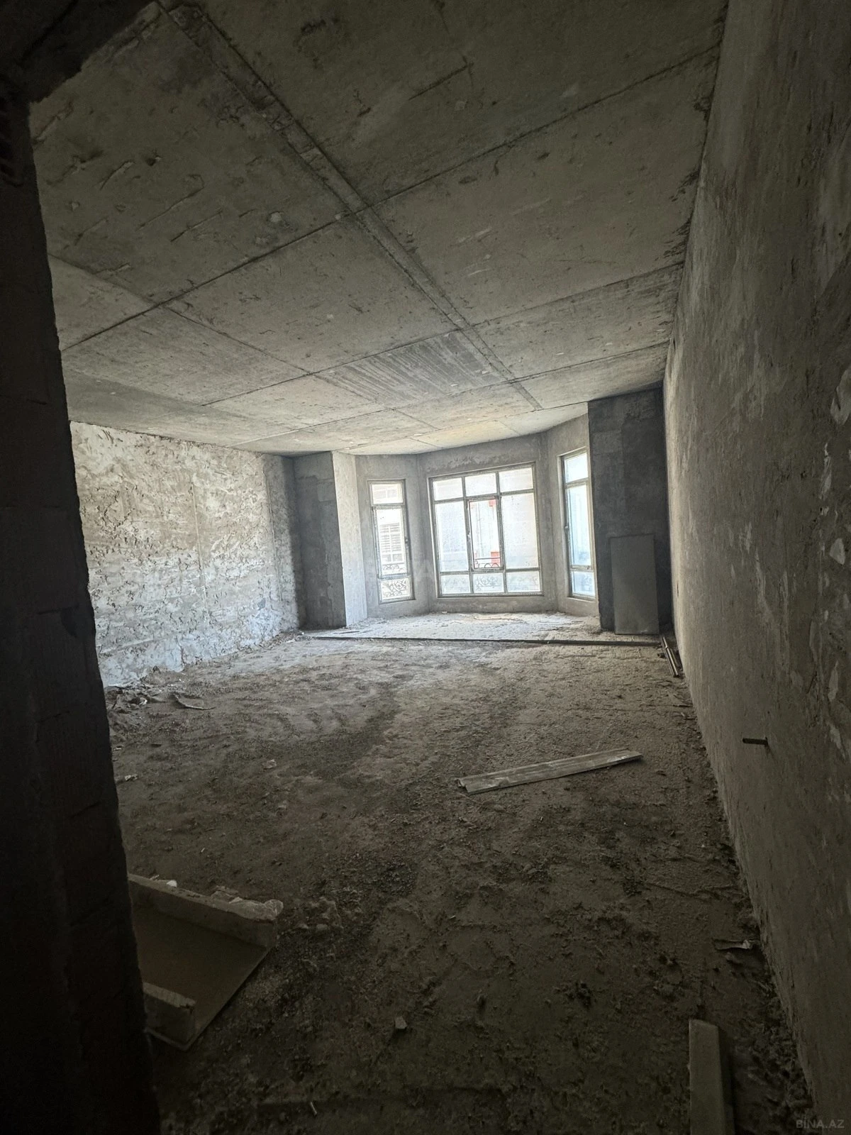 Satılır 4 otaqlı mənzil 196 m²