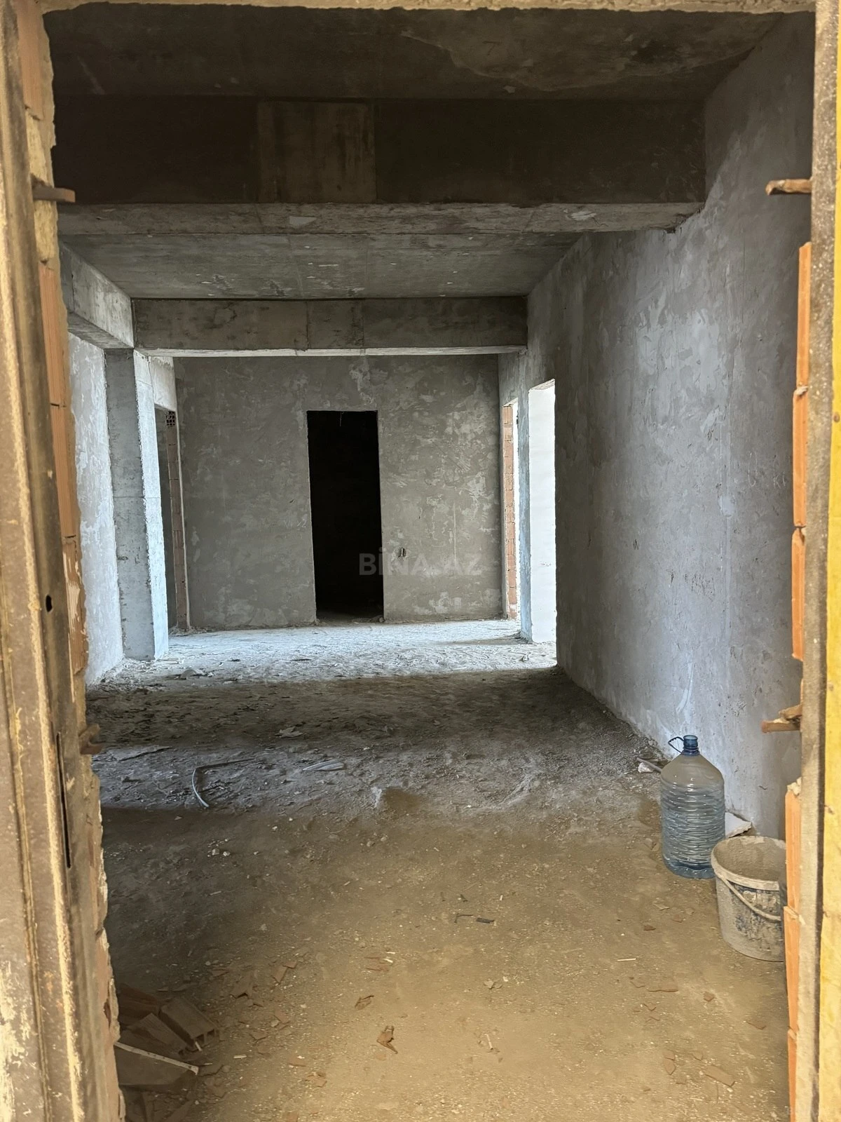 Satılır 4 otaqlı mənzil 196 m²