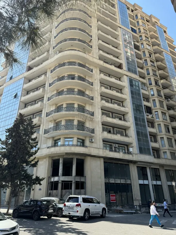 Satılır 4 otaqlı mənzil 196 m²