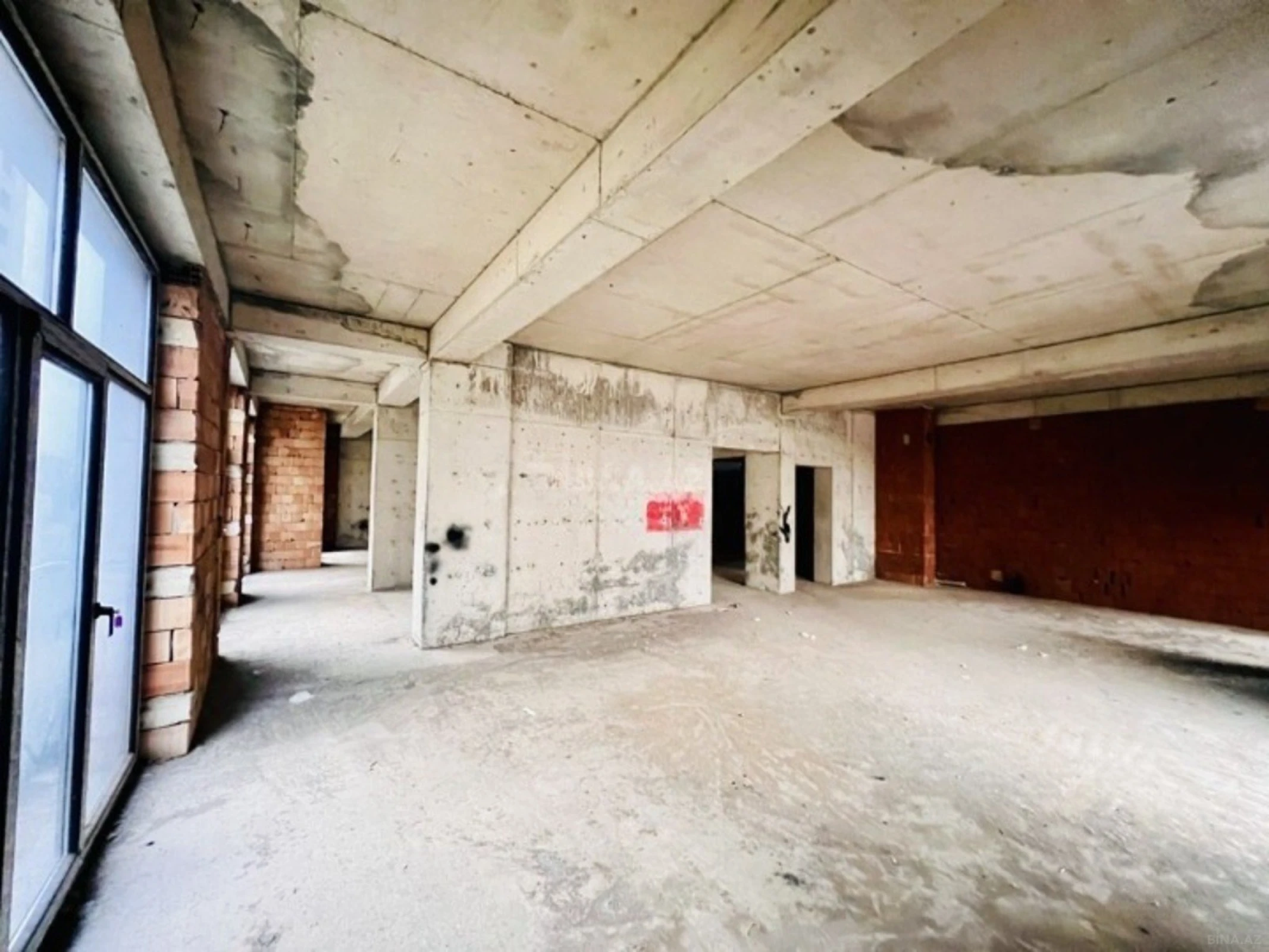 Satılır 4 otaqlı mənzil 195 m²