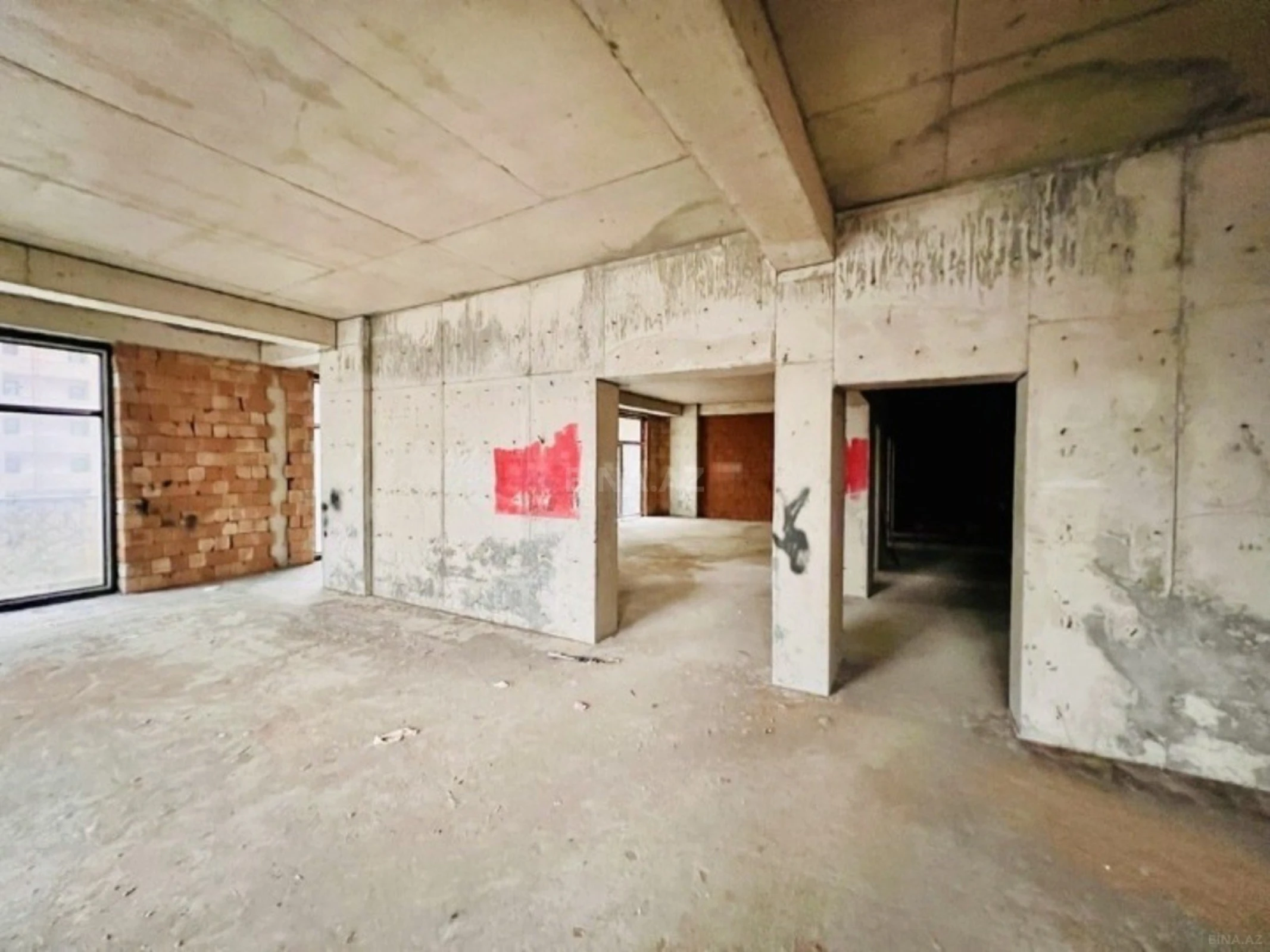 Satılır 4 otaqlı mənzil 195 m²