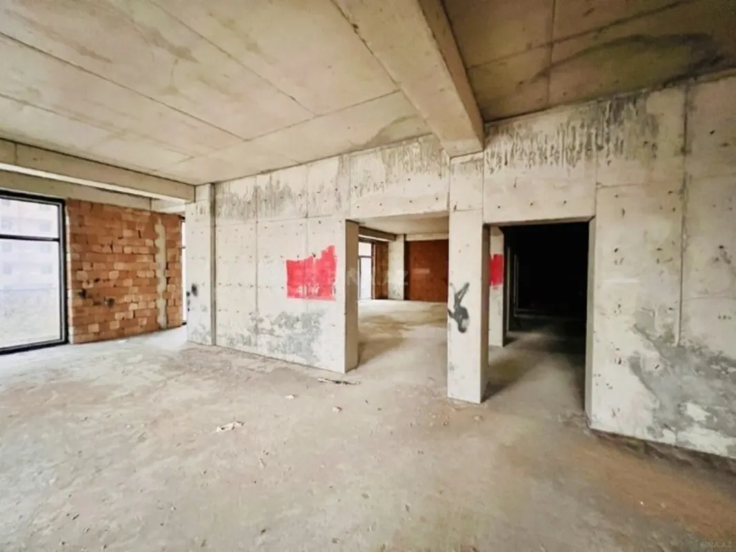 Satılır 4 otaqlı mənzil 195 m²