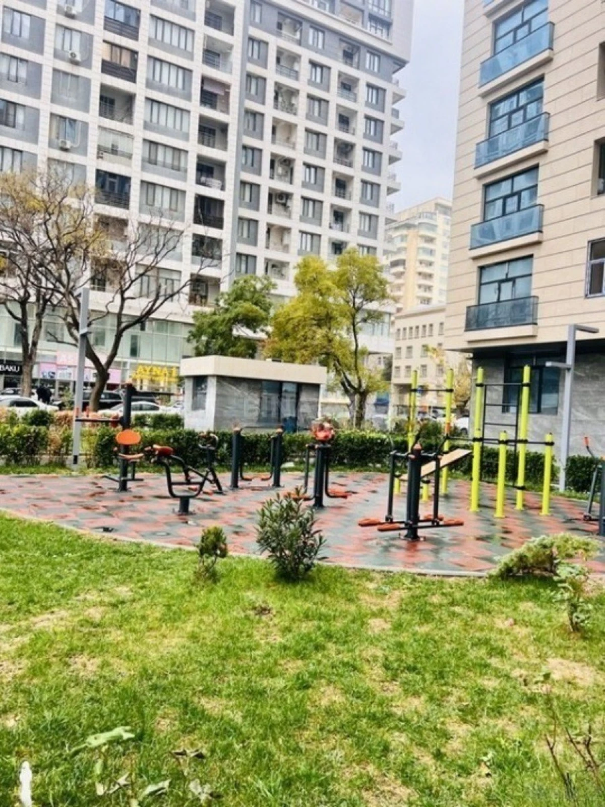 Satılır 4 otaqlı mənzil 195 m²