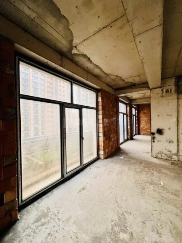 Satılır 4 otaqlı mənzil 195 m²