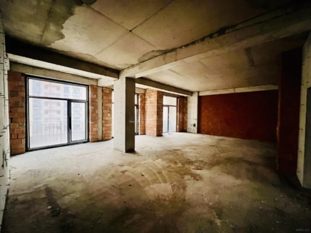 Satılır 4 otaqlı mənzil 195 m²