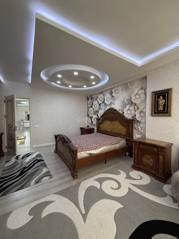 Kirayə verilir 3 otaqlı mənzil 140 m²