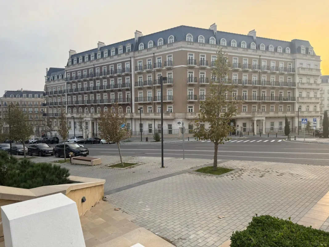 Satılır 4 otaqlı mənzil 148 m²