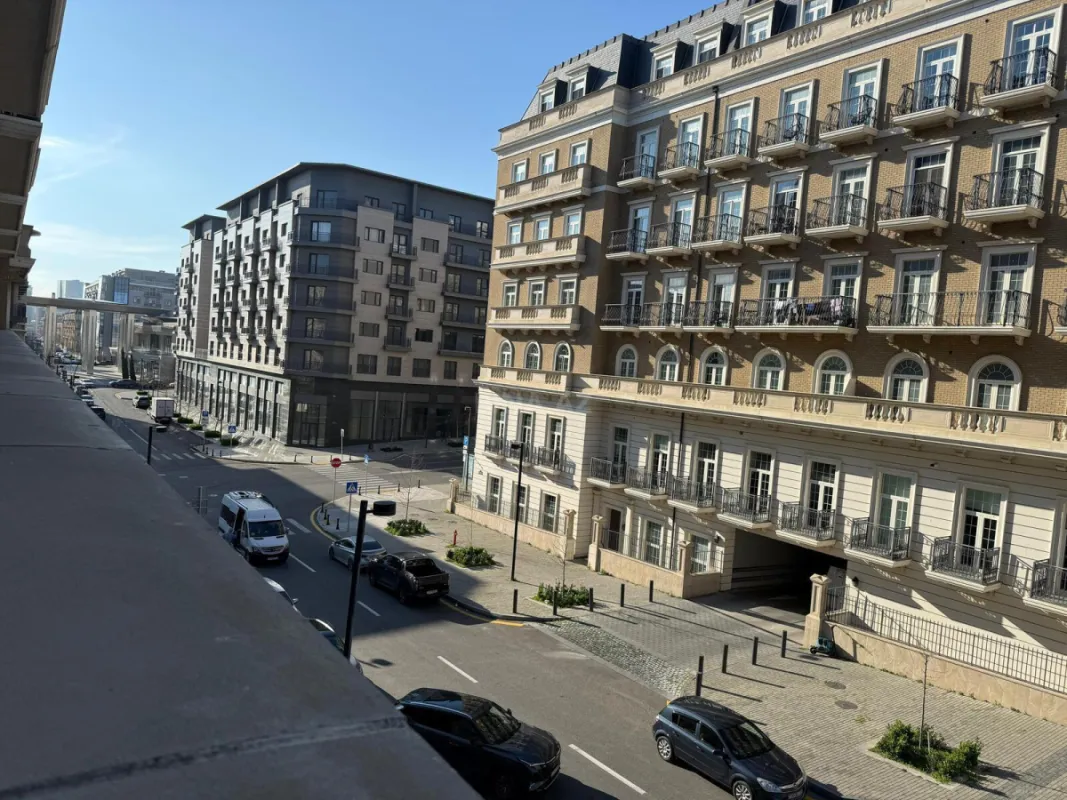 Satılır 4 otaqlı mənzil 148 m²