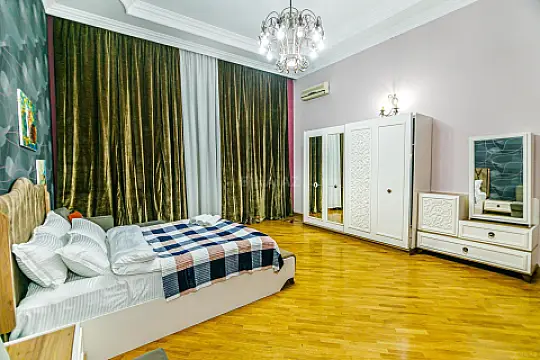 Kirayə verilir 4 otaqlı mənzil 150 m²