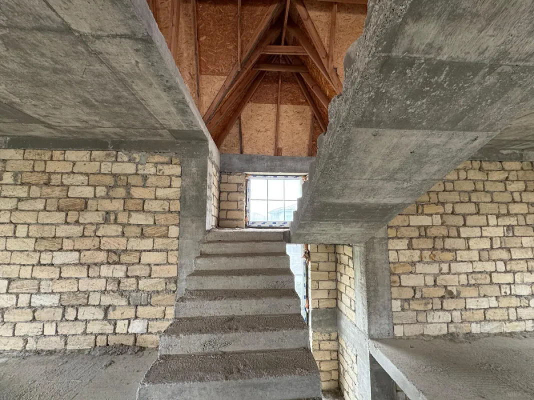 Satılır 8 otaqlı həyət evi 360 m²