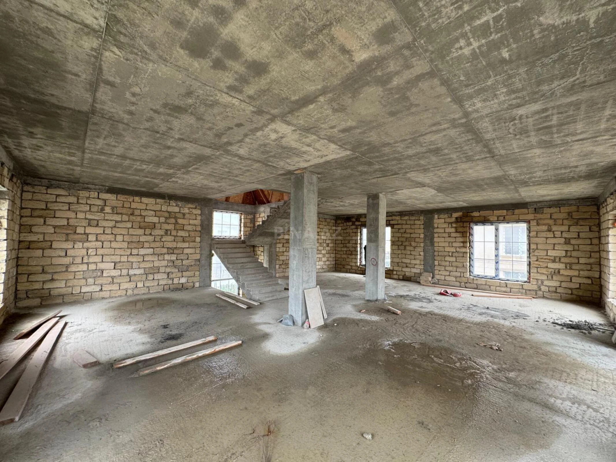 Satılır 8 otaqlı həyət evi 360 m²