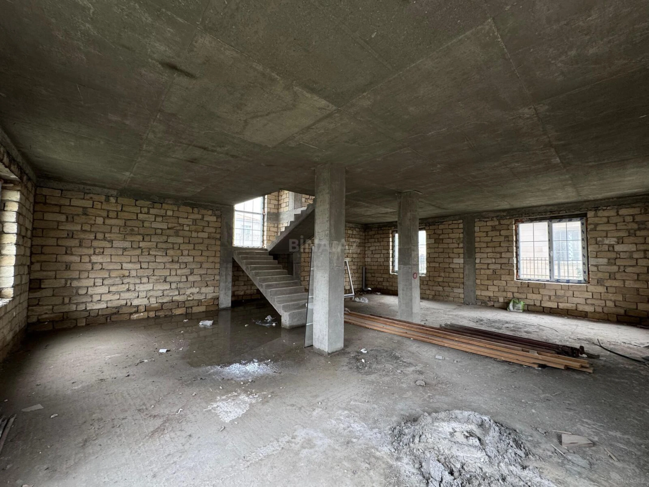 Satılır 8 otaqlı həyət evi 360 m²