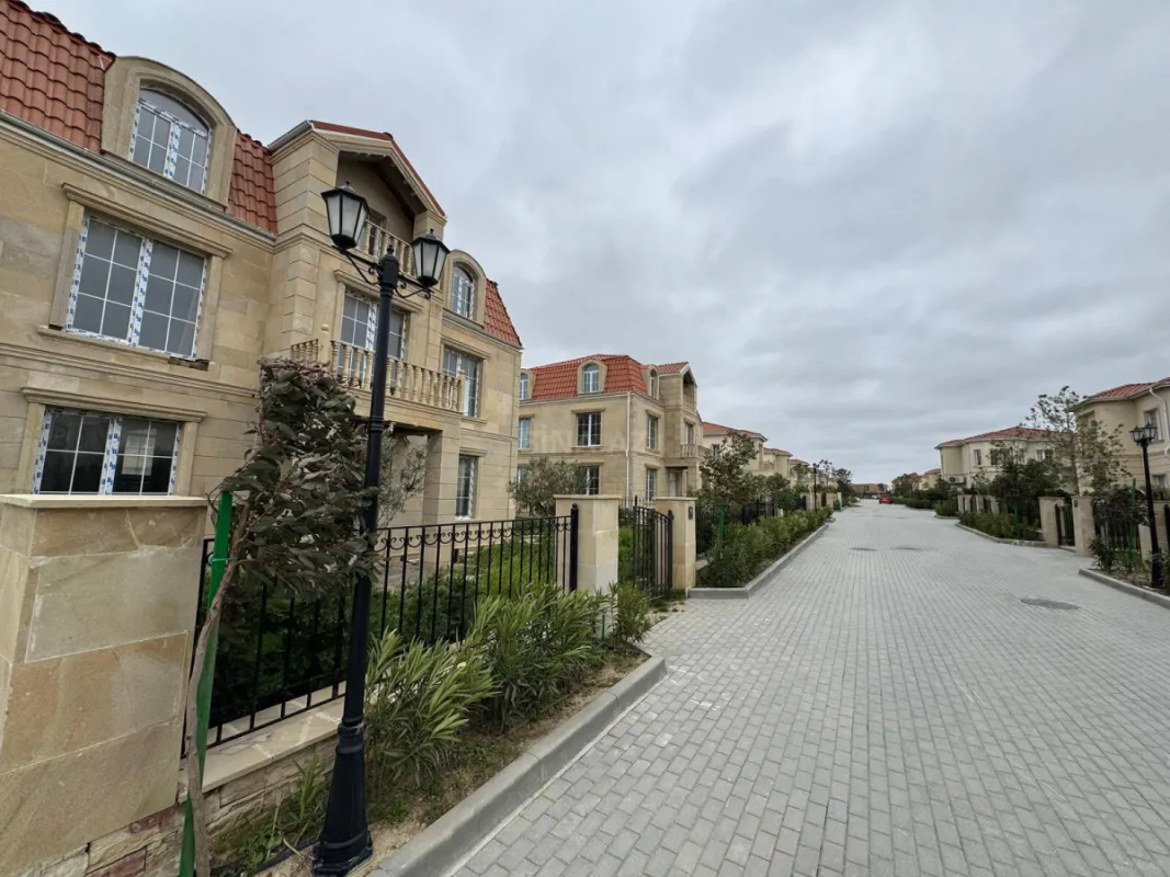 Satılır 8 otaqlı həyət evi 360 m²