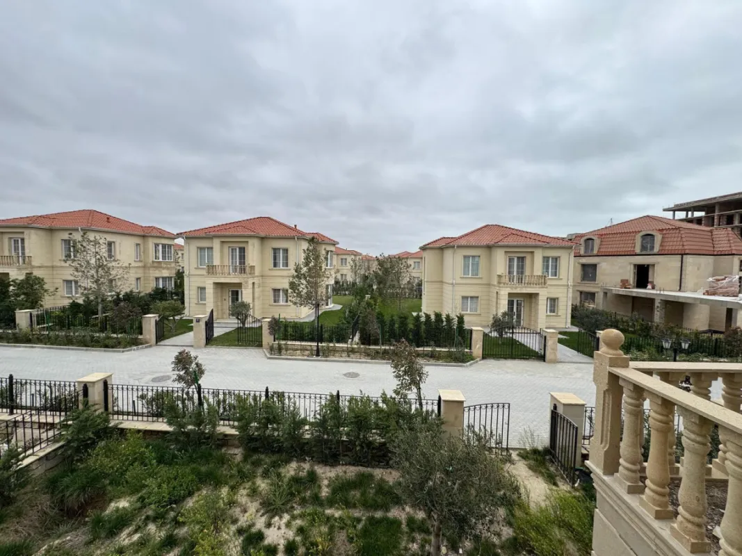 Satılır 8 otaqlı həyət evi 360 m²