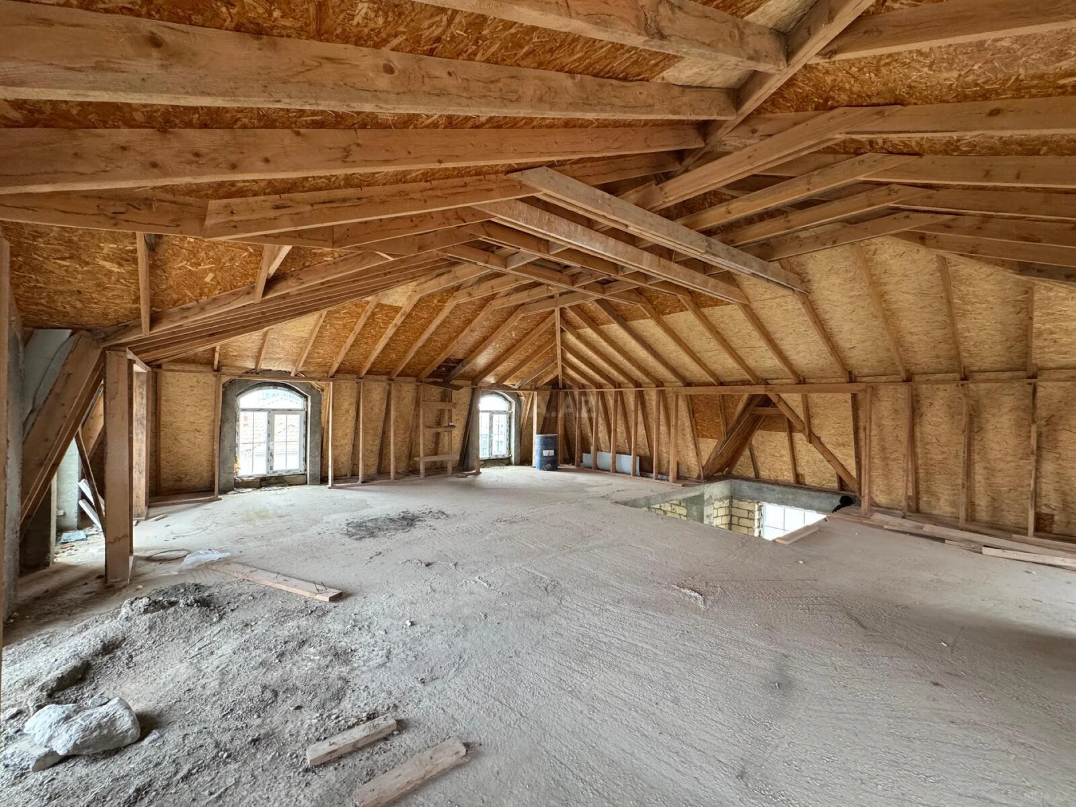 Satılır 8 otaqlı həyət evi 360 m²