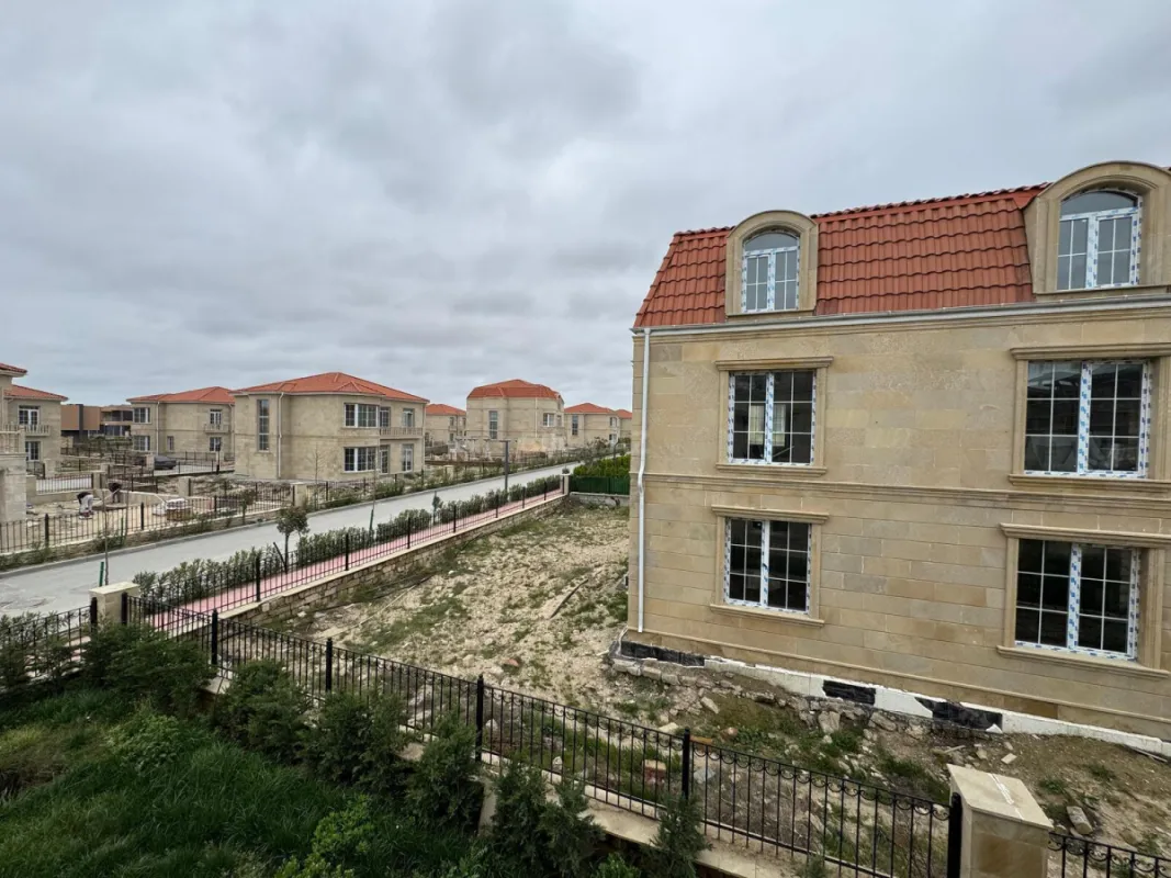 Satılır 8 otaqlı həyət evi 360 m²