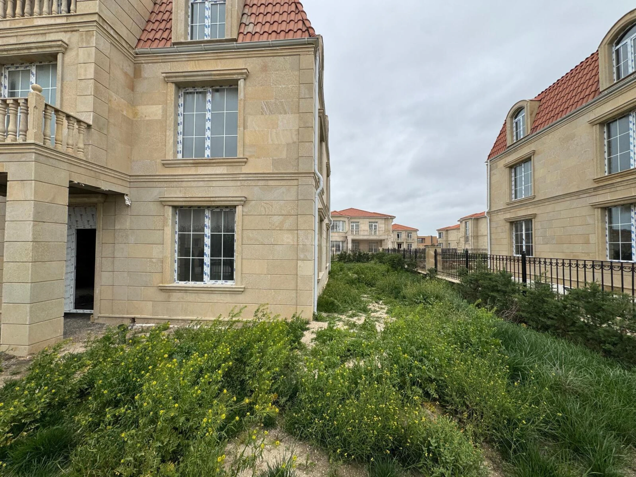 Satılır 8 otaqlı həyət evi 360 m²