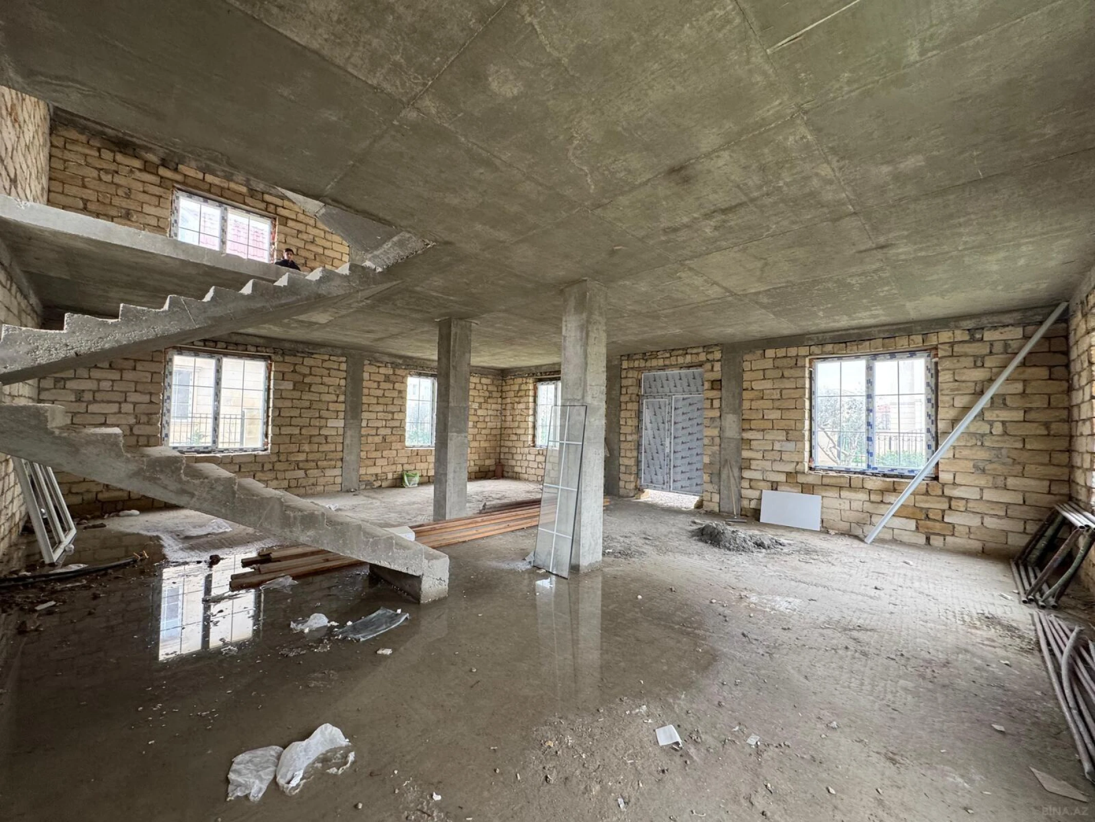 Satılır 8 otaqlı həyət evi 360 m²