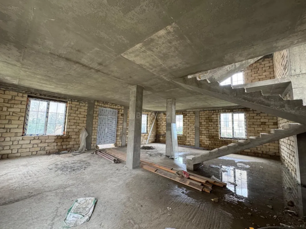 Satılır 8 otaqlı həyət evi 360 m²